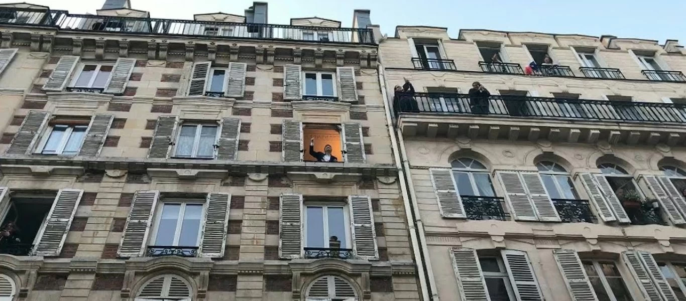 Παρίσι: Τενόρος τραγουδάει από το παράθυρo του κατά το δεύτερο lockdown (φωτό)